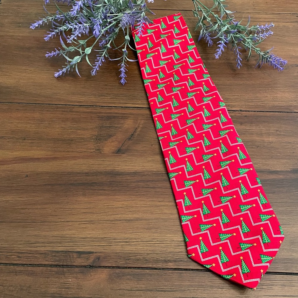 🎄NEW Men's Silk Hallmark Christmas Trees Pattern Holiday Traditions Tie🎄